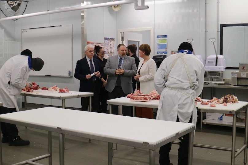 visite ministre MCBibeau au CFP Pointe-du-Lac boucherie photo via CSVT