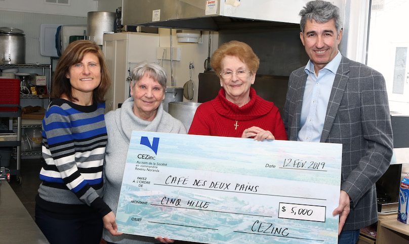 CEZinc remise cheque Cafe des deux pains ECarissimi NGagnon MmeLeblanc et JFGagnon 2019 photo courtoisie