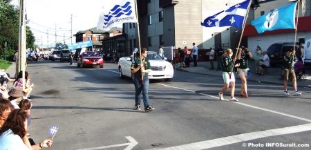 Defile de la St-Jean a Valleyfield drapeaux photo INFOSuroit