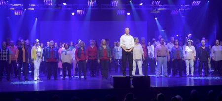 Sylvain_Cooke et choristes Ensemble vocal Les_Enchanteurs photo via extrait video YouTube EVLE