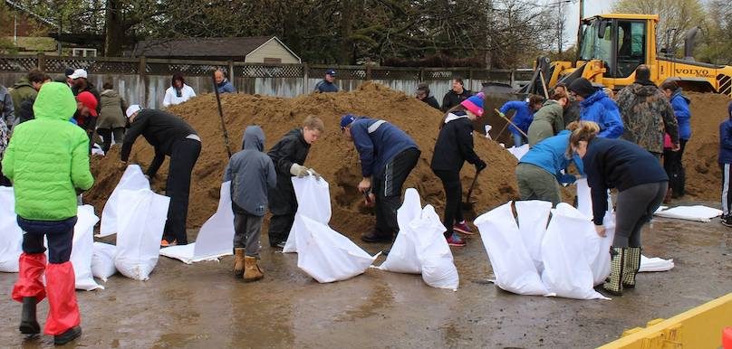 citoyens benevoles pour faire sacs de sable pour contrer inondations mai 2017 photo Facebook Ville Vaudreuil-Dorion