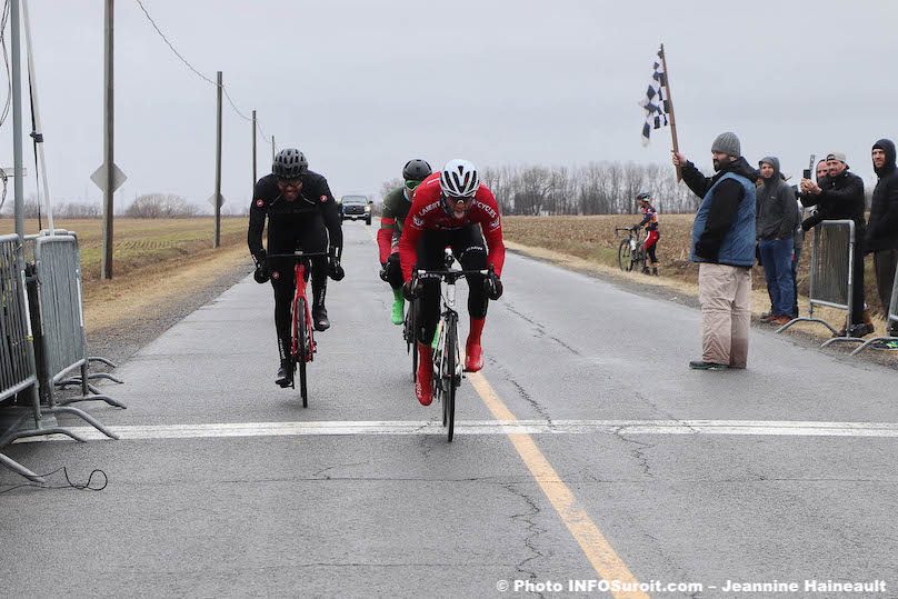 course velo arrivee Maitres 1 GP Ste-Martine photo JH INFOSuroit