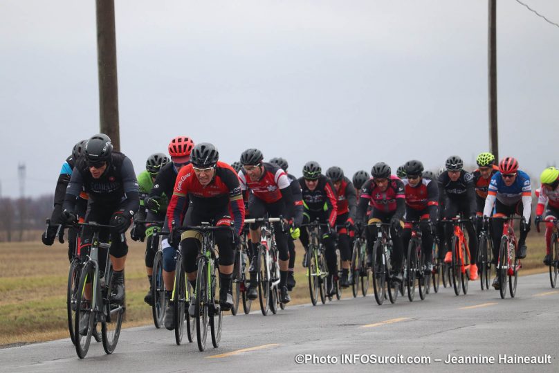 cyclistes en action course velo Grand Prix Ste-Martine 2019 photo JH INFOSuroit