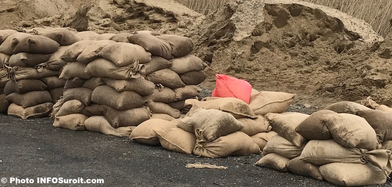 du sable et des sacs de sable pur contrer inondation photo INFOSuroit