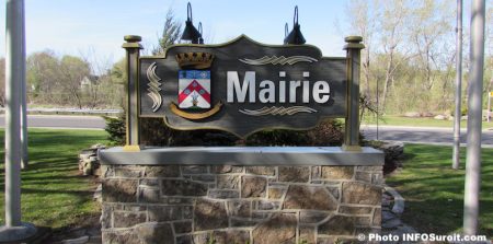 enseigne mairie Ville de Chateauguay au printemps photo INFOSuroit