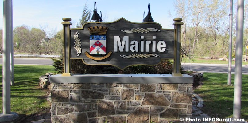 enseigne mairie Ville de Chateauguay au printemps photo INFOSuroit