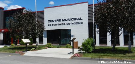 entree Centre municipal St-Stanislas-de-Kostka photo INFOSuroit