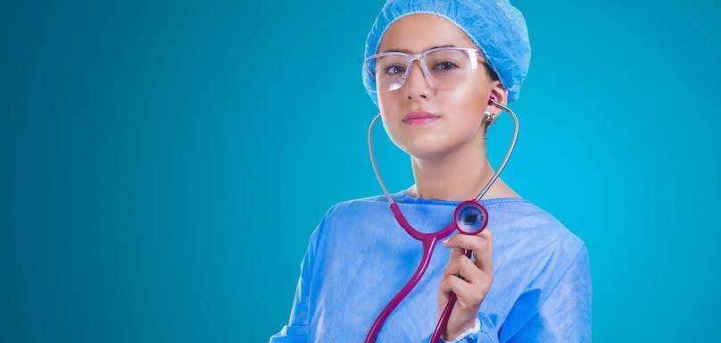 infirmiere avec stetoscope photo via Pixabay et INFOSuroit