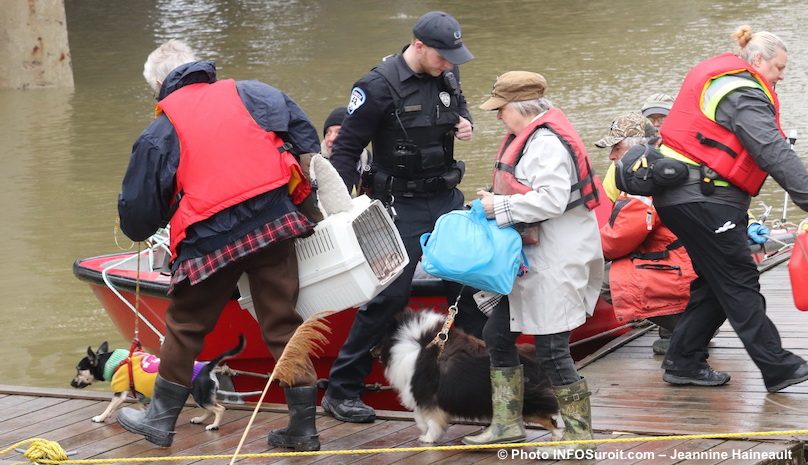 inondations Rigaud 2019 personnes evacuees avec leurs chiens photo JH INFOSuroit