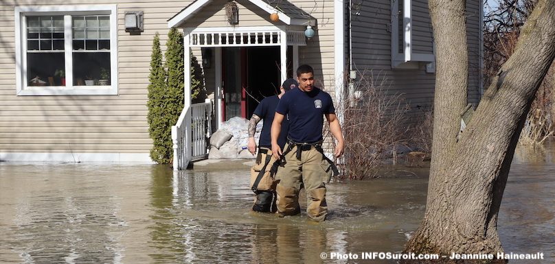 pompiers-vaudreuil-Dorion-rue-inondation-22avr2019-photo-JH-INFOSuroit