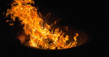 feu de camp flammes feu exterieur foyer photo ZacSY via Pixabay et INFOSuroit