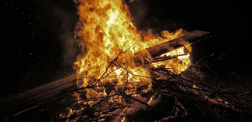 feu foyer exterieur feu de camp photo UlrikeBohr via Pixabay et INFOSuroit