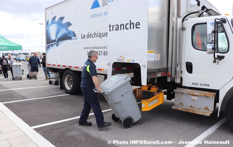 journee dechiquetage dans Vaudreuil-Soulanges avec Desjardins photo JH INFOSuroit