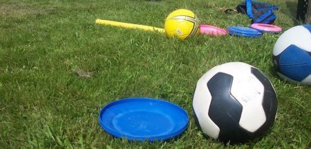 loisir-sport-ballons-soccer-frisbee-baseball-basket-photo-PublicDomainPictures-via-Pixabay-et-INFOSuroit