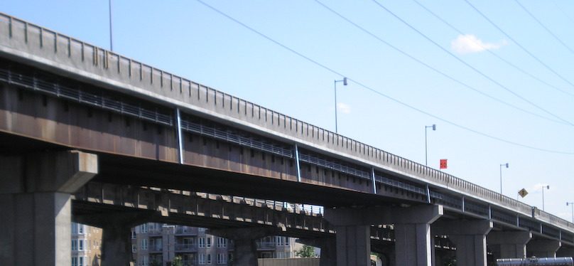 pont-Galipeault-autoroute-20-photo-BlanchardB-via-Wikipedia_Bridge_Westbound-CC