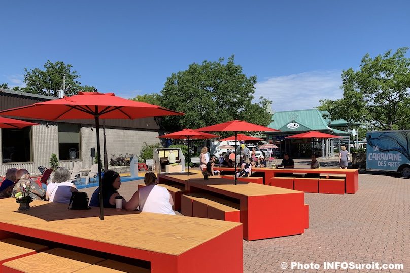 Beauharnois Place ephemere piano table parasol Place du Marche photo INFOSuroit