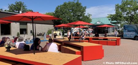 Beauharnois Place ephemere piano table parasol caravane des arts Place du Marche photo INFOSuroit