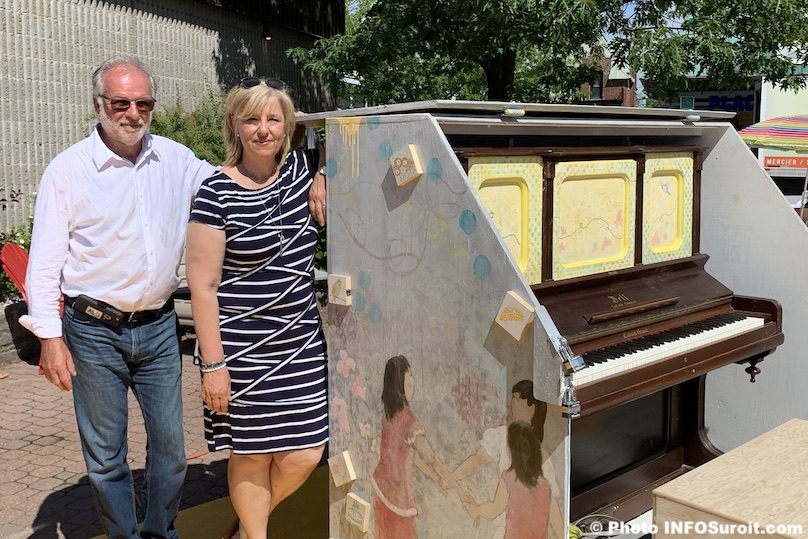 Beauharnois maire BTremblay et artiste LDesrochers piano public place ephemere photo INFOSuroit