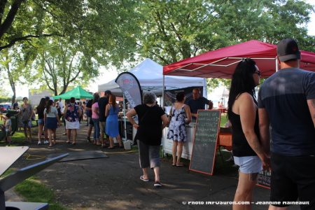 Fete Gourmande Beauharnois 2017 kiosques et visiteurs photo JH INFOSuroit