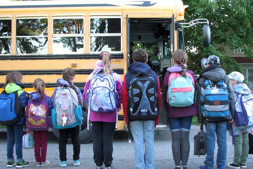 Sapin du Petit Bonheur distribution sac_a_dos 2019 enfants et autobus scolaire photo courtoisie publiee par INFOSuroit