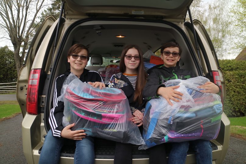 Sapin du Petit Bonheur enfants distribution sacs_a_dos 2019 photo courtoisie publiee par INFOSuroit