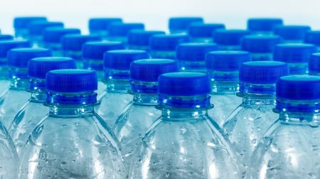 bouteilles-d-eau en plastique avec bouchons bleus photo Fotoblend via Pixabay et INFOSuroit