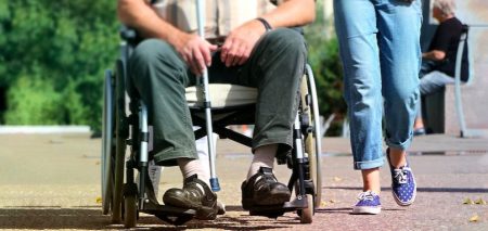 chaise roulante fauteuil roulant canne handicap photo KlimKin via Pixabay et INFOSuroit