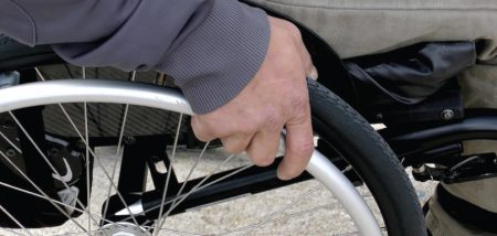 chaise-roulante-fauteuil-roulant-handicap-SGenet-via-Pixabay-CC0-et-INFOSuroit_com