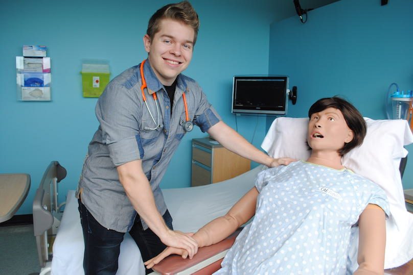 etudiant en Soins infirmiers avec mannequin Lucina photo via Cegep de Valleyfield ColVal