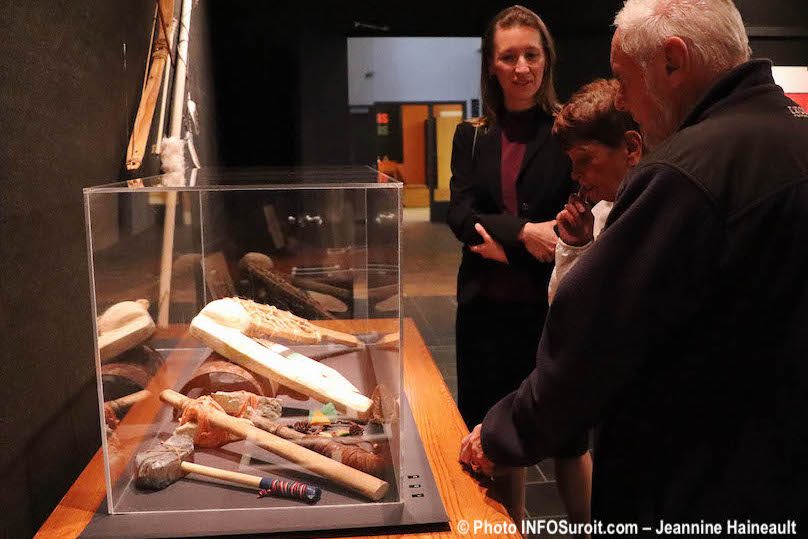 expo Objets de memoire Pointe-du-Buisson avec visiteurs photo JH INFOSuroit