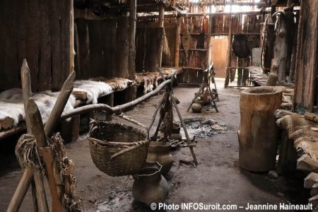 interieur maison longue site Droulers St-Anicet photo JH INFOSuroit