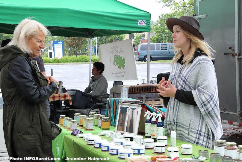 marche public Valleyfield 2019 kisoque Anokian Nature avec visiteur photo JH INFOSuroit