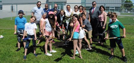 plantation arbres jeunes membres du conseil et personnel Ville de Mercier photo courtoisie