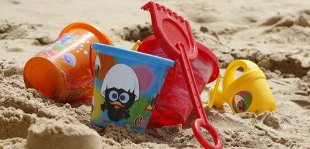 sable jouets chaudieres enfants plage photo TaniaDimas via Pixabay et INFOSuroit