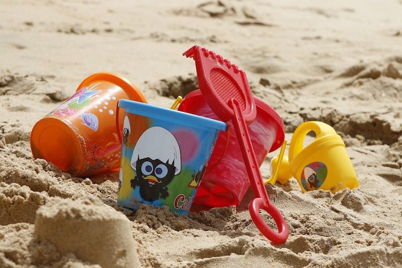sable jouets enfants plage photo TaniaDimas via Pixabay et INFOSuroit