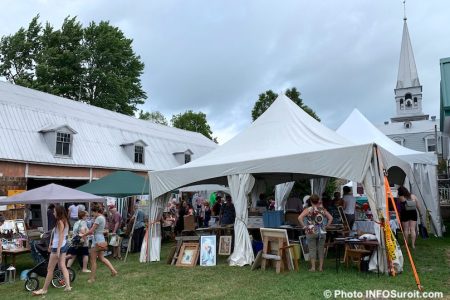 Bazar St-Louis-de-Gonzague 2019 grange chapiteaux decorations visiteurs eglise photo INFOSuroit