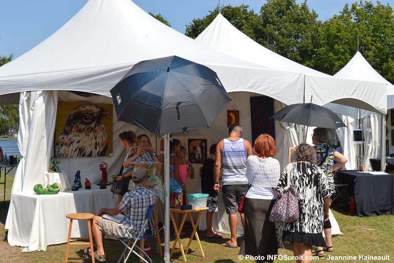 Festival des Arts de Valleyfield 2018 artiste kiosque visiteurs photo JH INFOSuroit