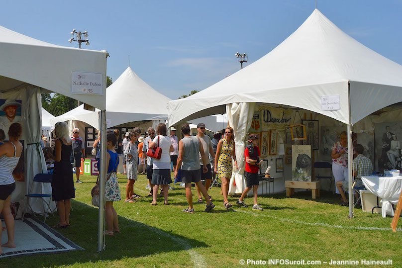 Festival des arts Valleyfield 2018 kiosques artistes et visiteurs photo JH INFOSuroit