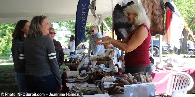 Fete-Moissons-2018-Ste-Martine-kiosque-artisan-photo-INFOSuroit-Jeannine_Haineault