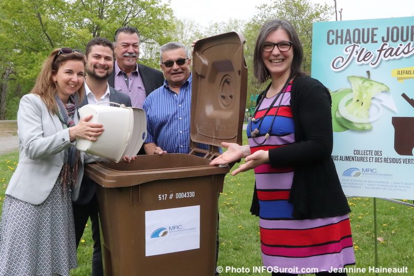 MRC-Beauharnois-Salaberry-elus-avec-bac-brun-pour-residus-alimentaires-photo-JH-INFOSuroit