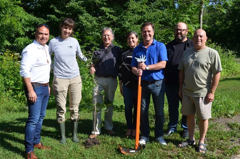 arrachage Nerprun a Chateauguay avec maire conseillers avec Nature-Action Qc et Heritage St-Bernard photo via VC