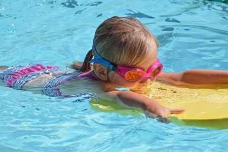 baignade piscine enfant flotteur lunette photo LeoleoBobeo via Pixabay et INFOSuroit