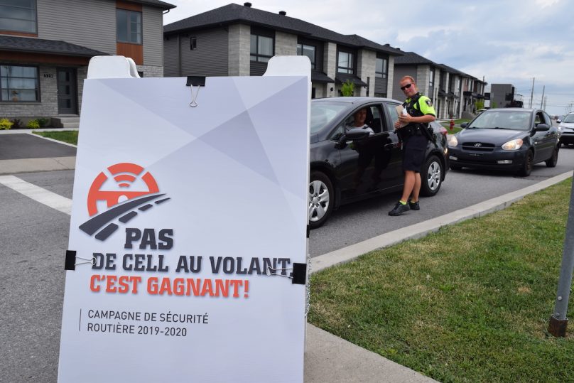 campagne securite Pas de cell au volant agent police Chateauguay avec automobiliste photo via MRC