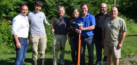 elus ville Chateauguay avec Nature-Action Qc et Heritage St-Bernard arrachage nerprun photo VC