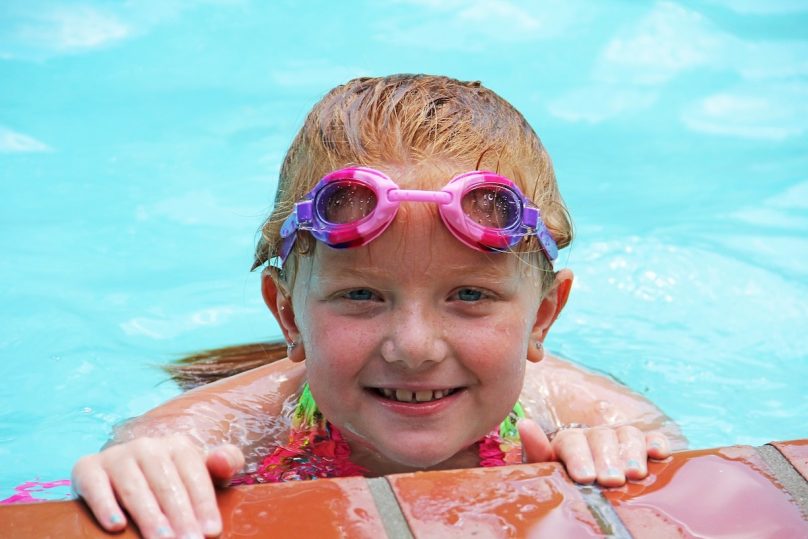 enfant baignade piscine chaleur ete photo Glynn424 via Pixabay et INFOSuroit