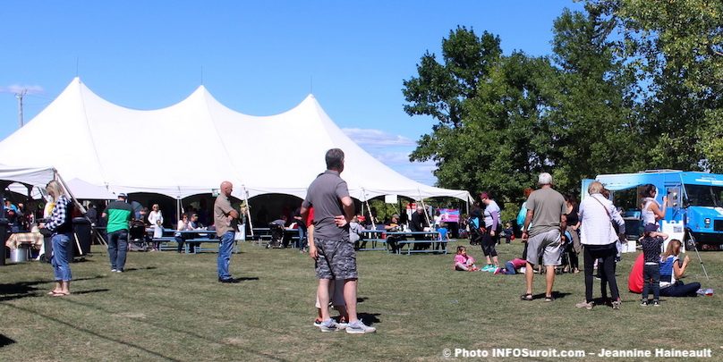 Fete des moissons 2018 Ste-Martine chapiteau visiteurs photo JH INFOSuroit