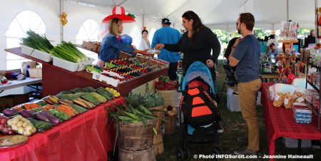 fete-des-moissons-2018-Ste-Martine-kiosque-fruits-legumes-bonbons-photo-JH-INFOSuroit