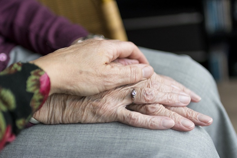mains personne agee et proche aidant photo SabineVanerp via Pixabay et INFOSuroit