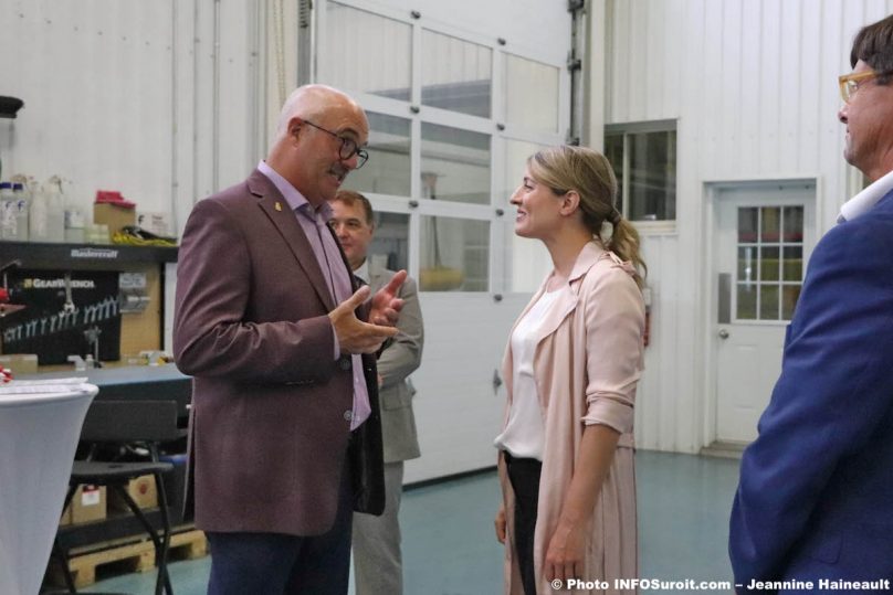 maire de St-Anicet GMoretti avec ministre MJoly chez Groupe Tremblay juil2019 photo JH INFOSuroit