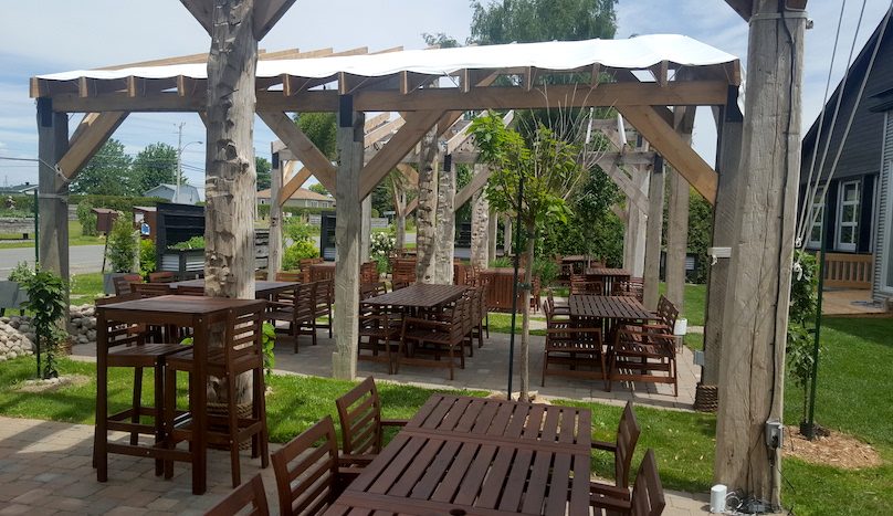terrasse de la cremerie et resto Marine Marchande a St-Stanislas-de-Kostka photo courtoisie CLD terrasse de la cremerie et resto Marine Marchande a St-Stanislas-de-Kostka photo courtoisie CLD
